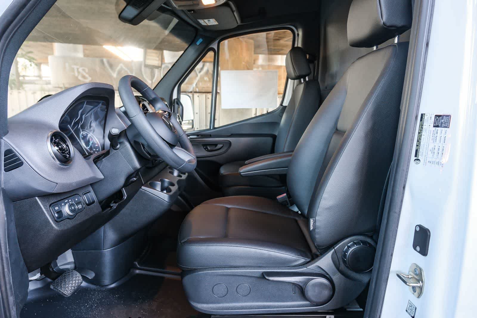 New 2025 Arctic+White Mercedes-Benz Cargo 170WB High Roof 113kw Battery RWD SO Motor image 21