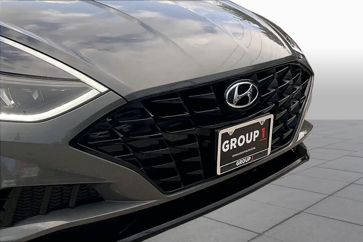 Used 2023 Hampton Gray Hyundai SEL image 29