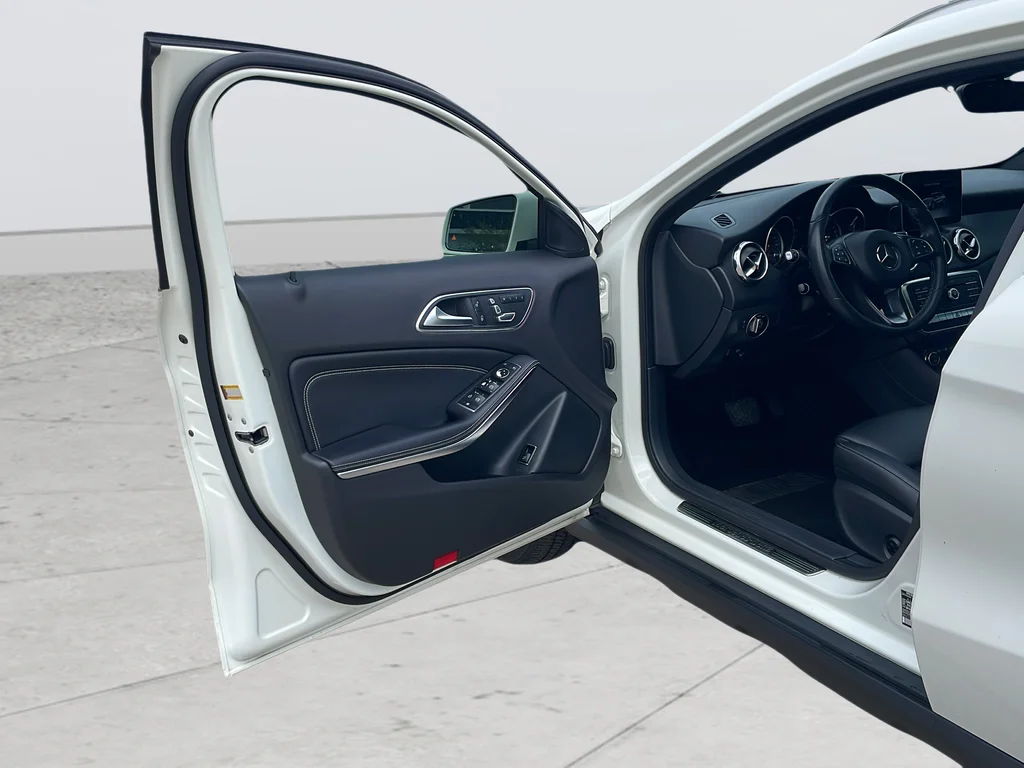 Used 2018 White Mercedes-Benz GLA 250 image 35