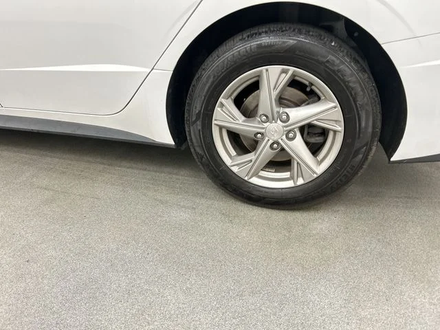 Used 2021 Gray Hyundai SE image 5