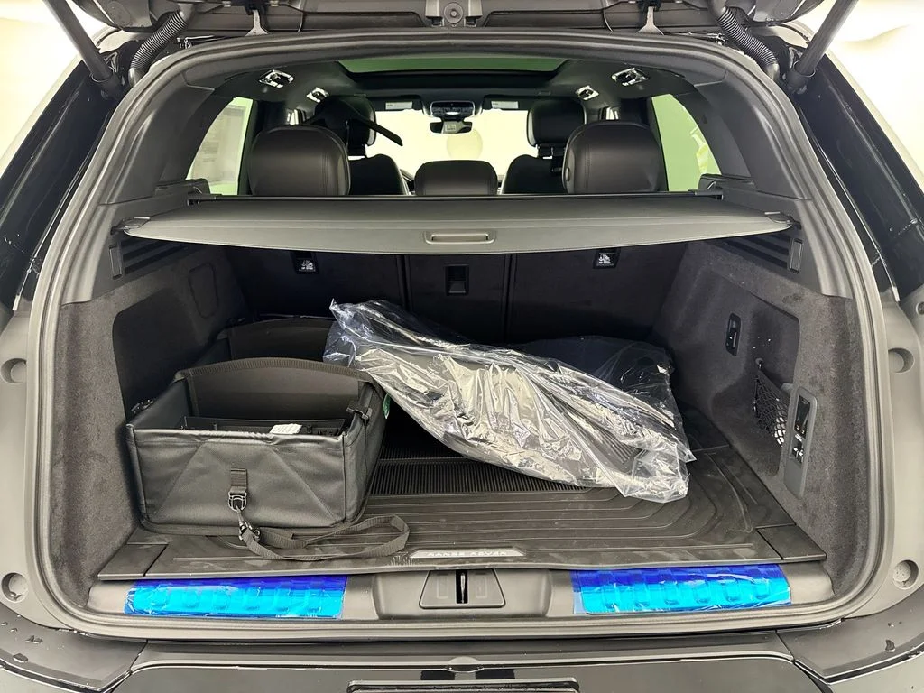 New 2026 Santorini Black Land Rover Dynamic SE image 28