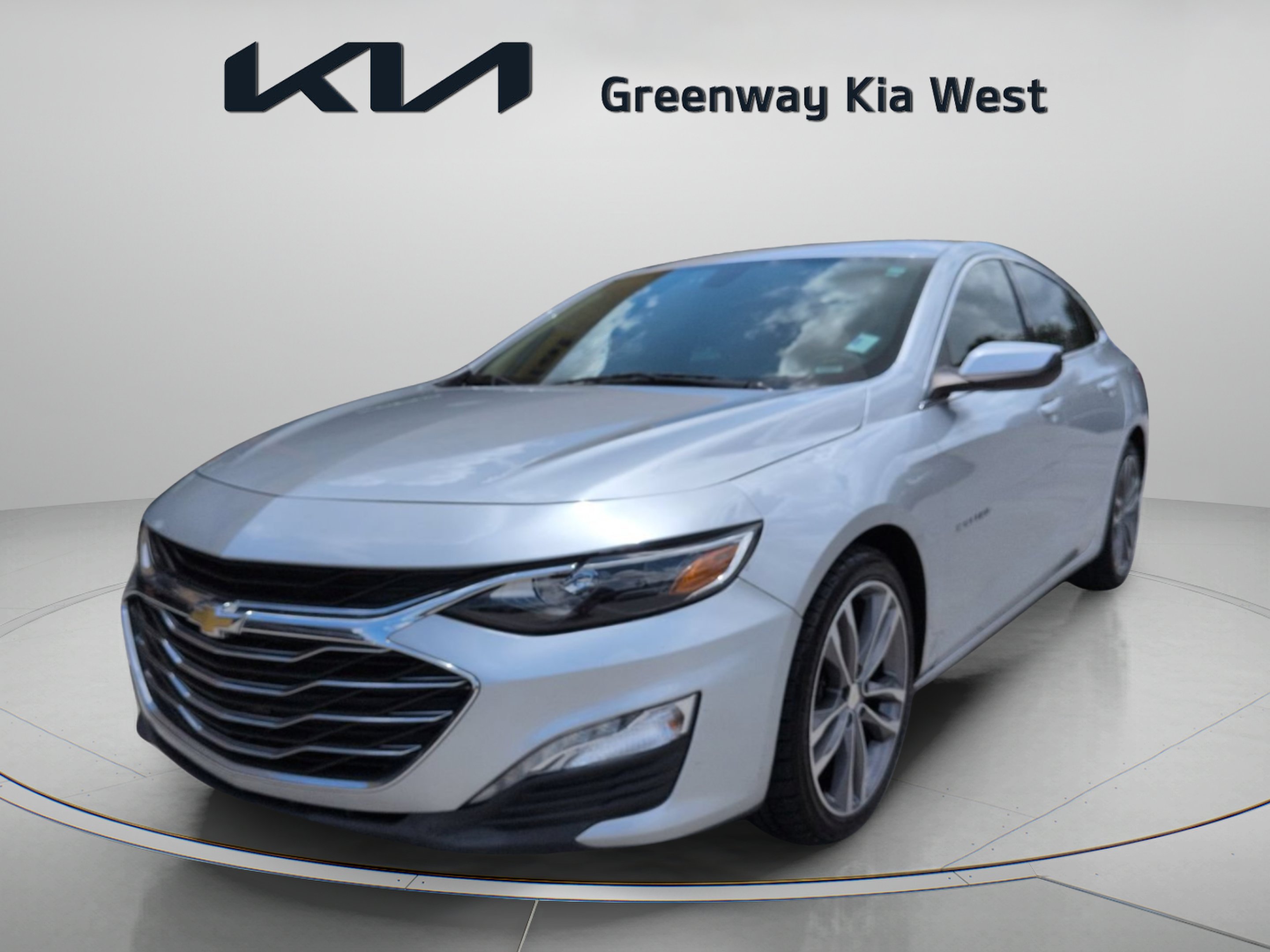 Used 2021 Silver Ice Metallic Chevrolet LT image 4