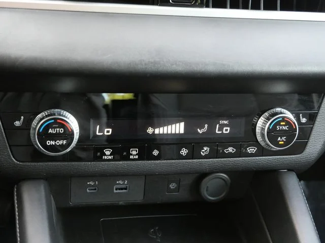 Used 2024 Silver Mitsubishi SE image 23