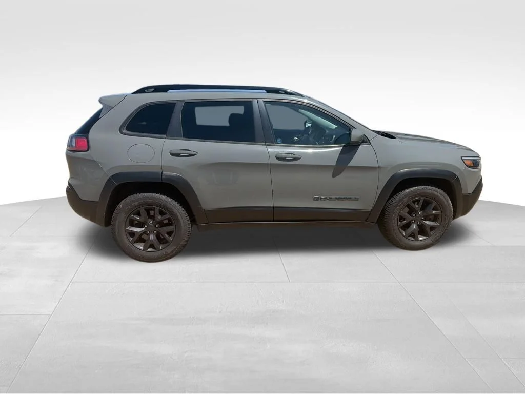 Used 2019 Gray Jeep Latitude image 3