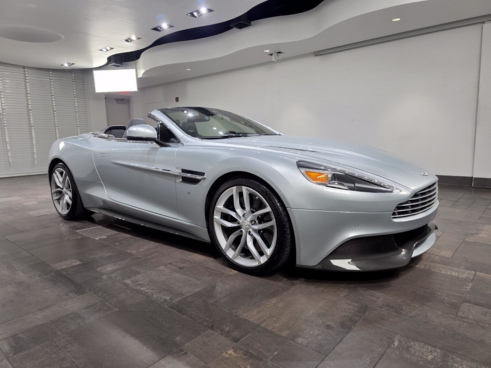 2017 Aston Martin Vanquish Volante's photo