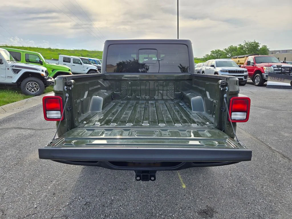 Used 2023 Green Jeep  image 29