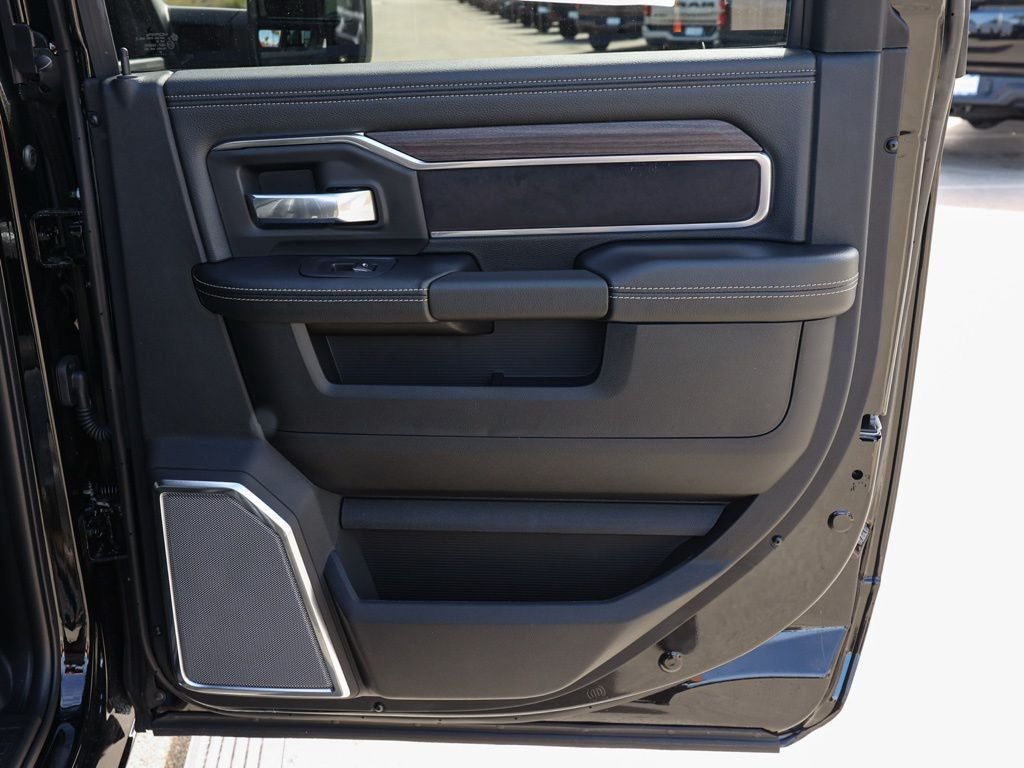 New 2026 Diamond Black Crystal Pearl-Coat Exterior Paint RAM Laramie image 17