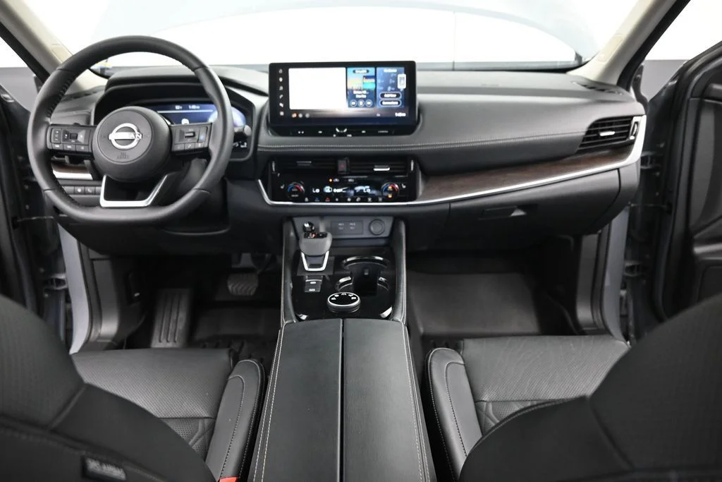 Used 2024 Gray Nissan Platinum image 31