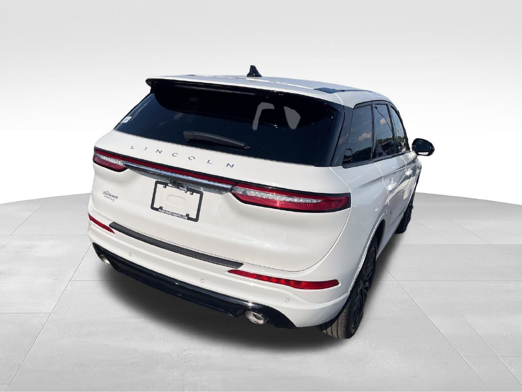 Used 2024 White Lincoln Premiere image 5
