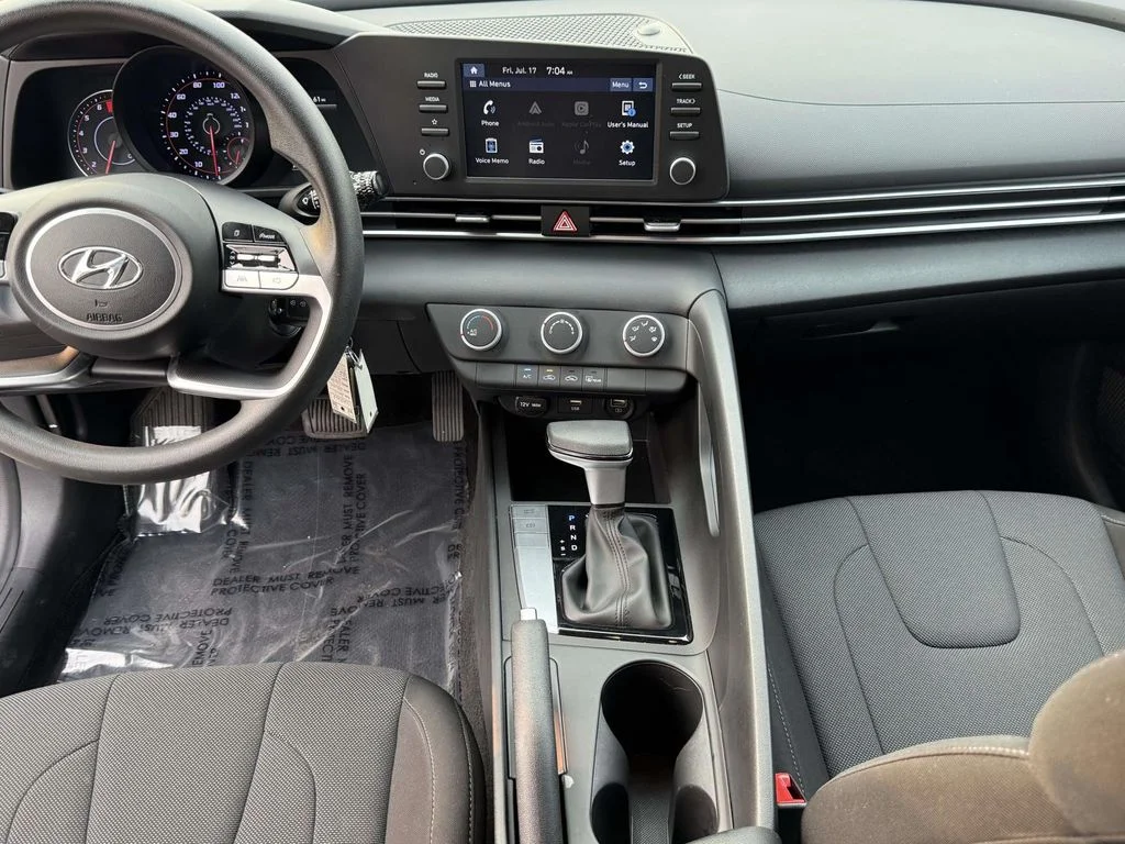 Used 2023  Hyundai SE image 18