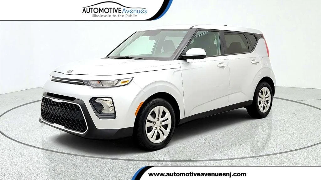 Used 2021 Sparkling Silver Kia LX IVT image 1