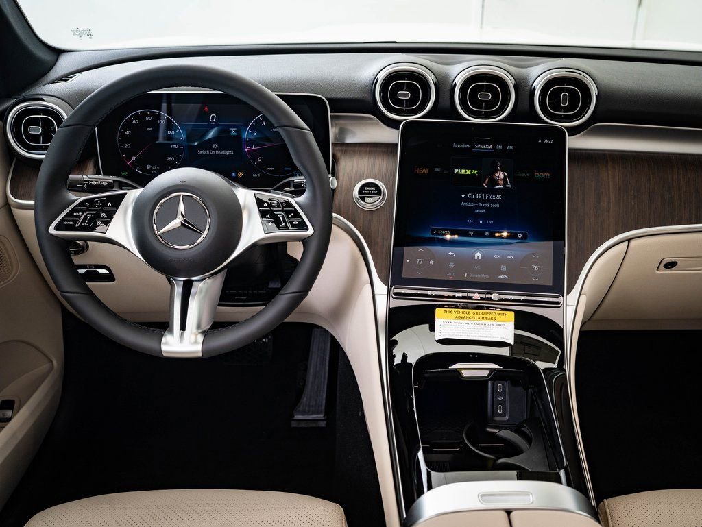 Used 2025 Polar White Mercedes-Benz GLC 300 image 31