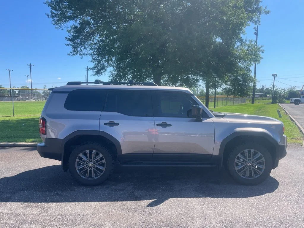 Used 2025  Toyota Base image 9