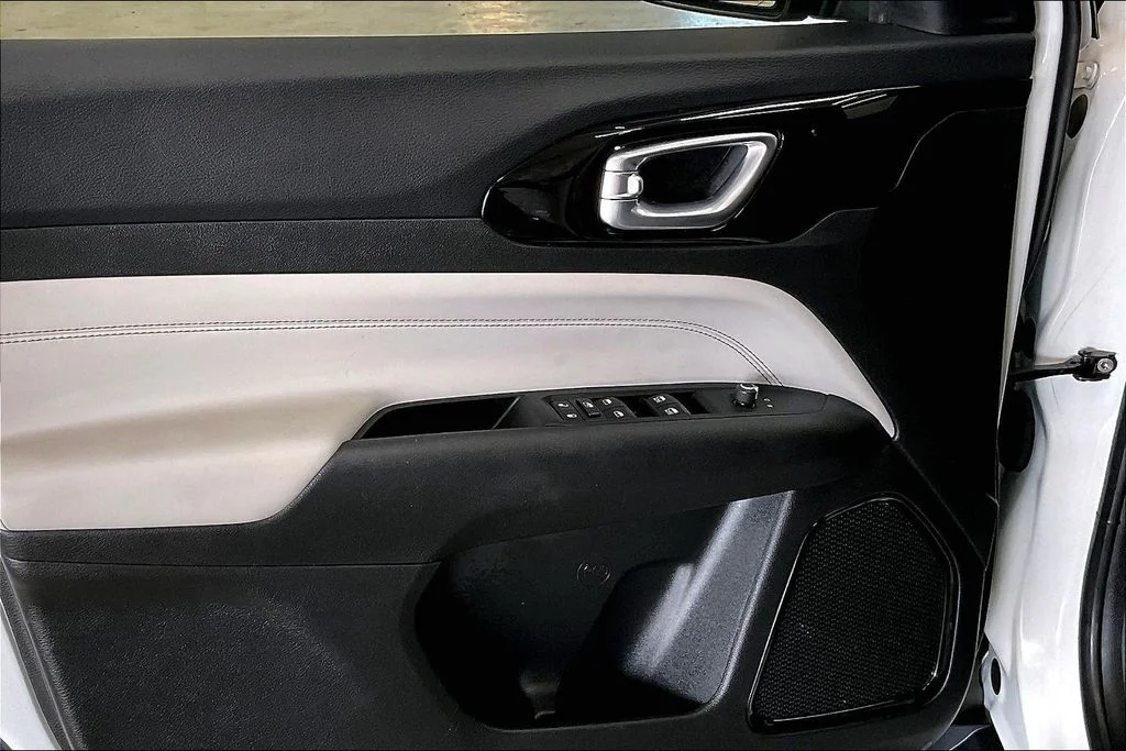 Used 2023 White Jeep Limited image 22