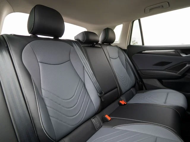 New 2026 White/off-white Volkswagen 2.0T SE image 32