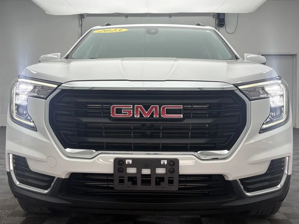 Used 2023 Summit White GMC SLE image 12