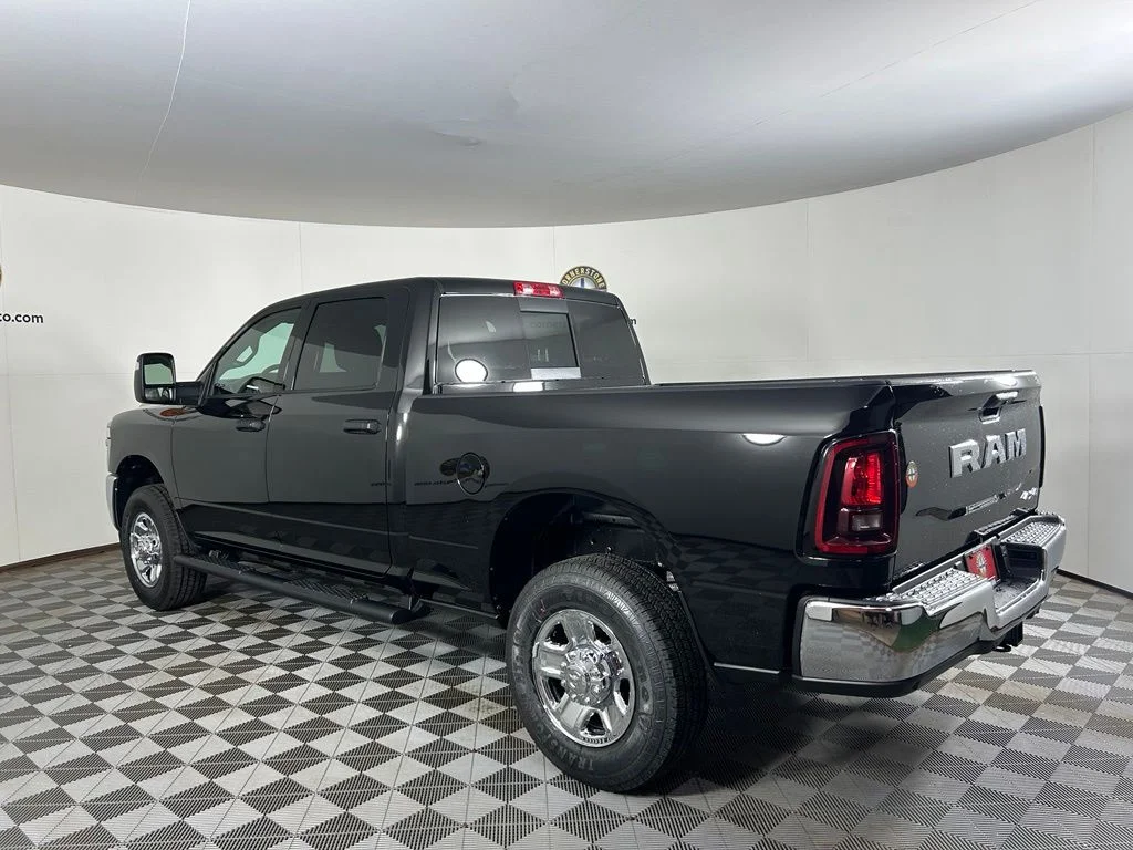 New 2026 Diamond Black Crystal Pearl-Coat Exterior Paint RAM Tradesman image 16