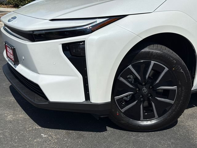 New 2026 Wind Chill Pearl <sup>1</sup> Toyota  XLE image 3