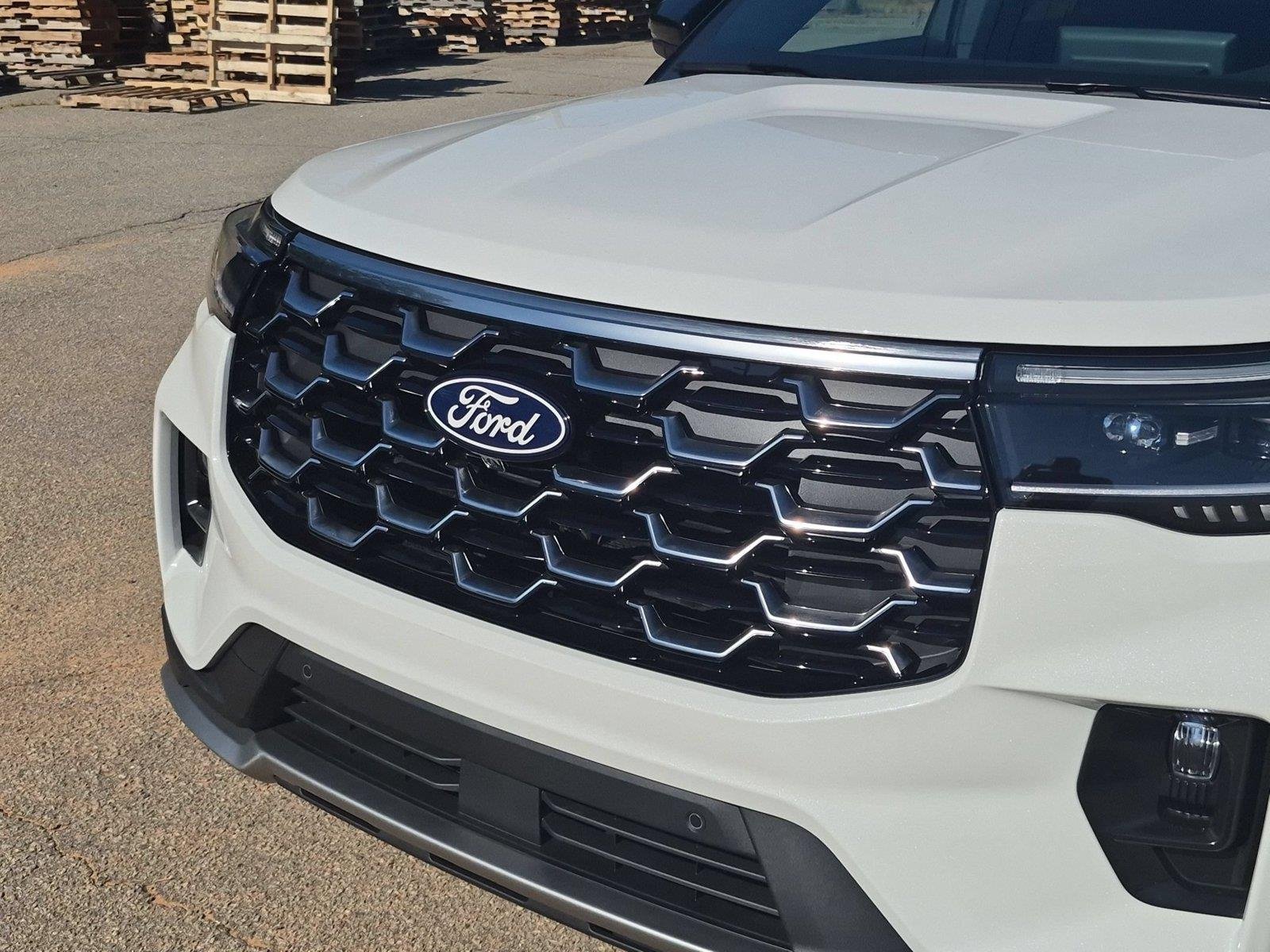 New 2027 Star White Metallic Tri-Coat Ford Platinum™ image 13