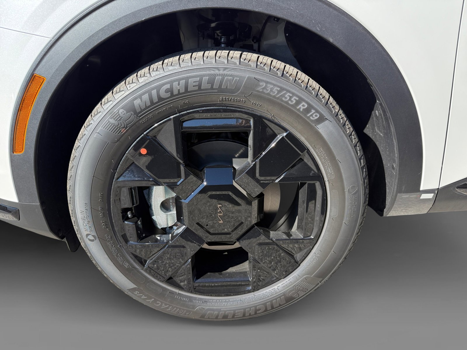 New 2026 Snow White Pearl Kia X-Line image 9