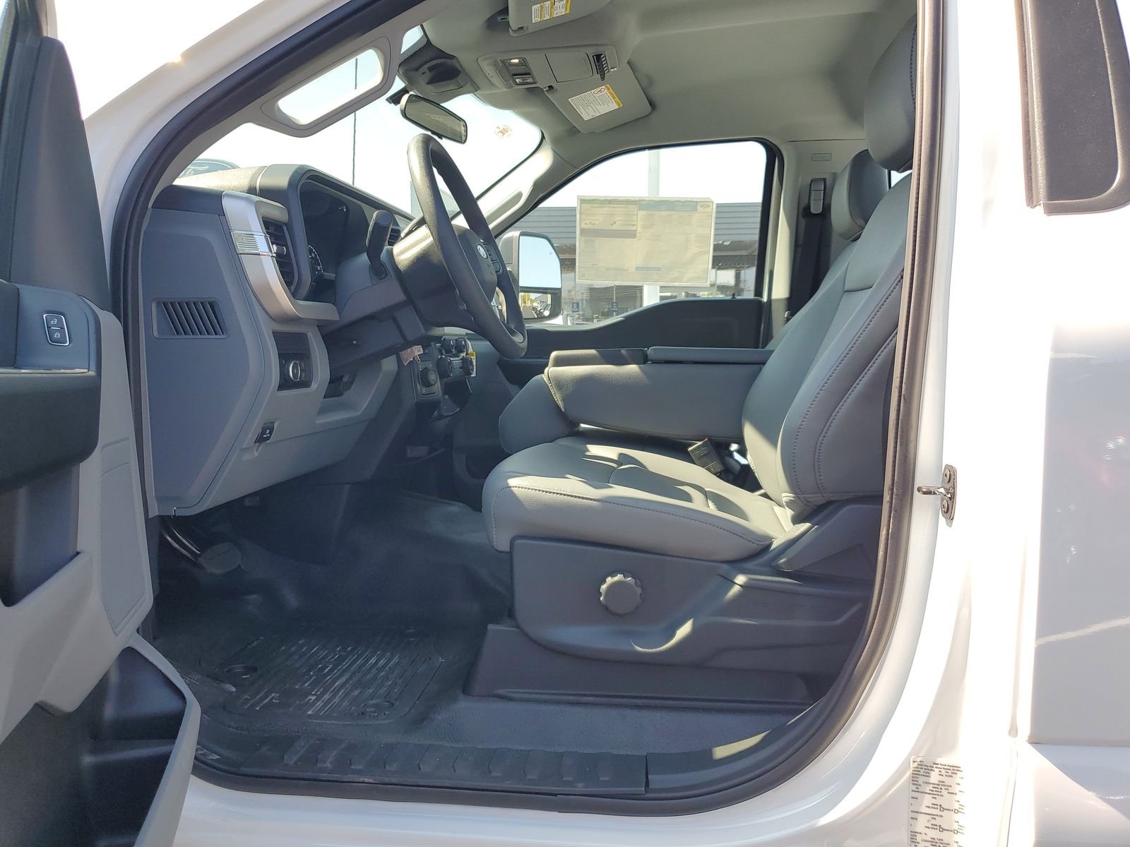 2025 Ford F-350 Super Duty Chassis Cab XLT - Photo 38