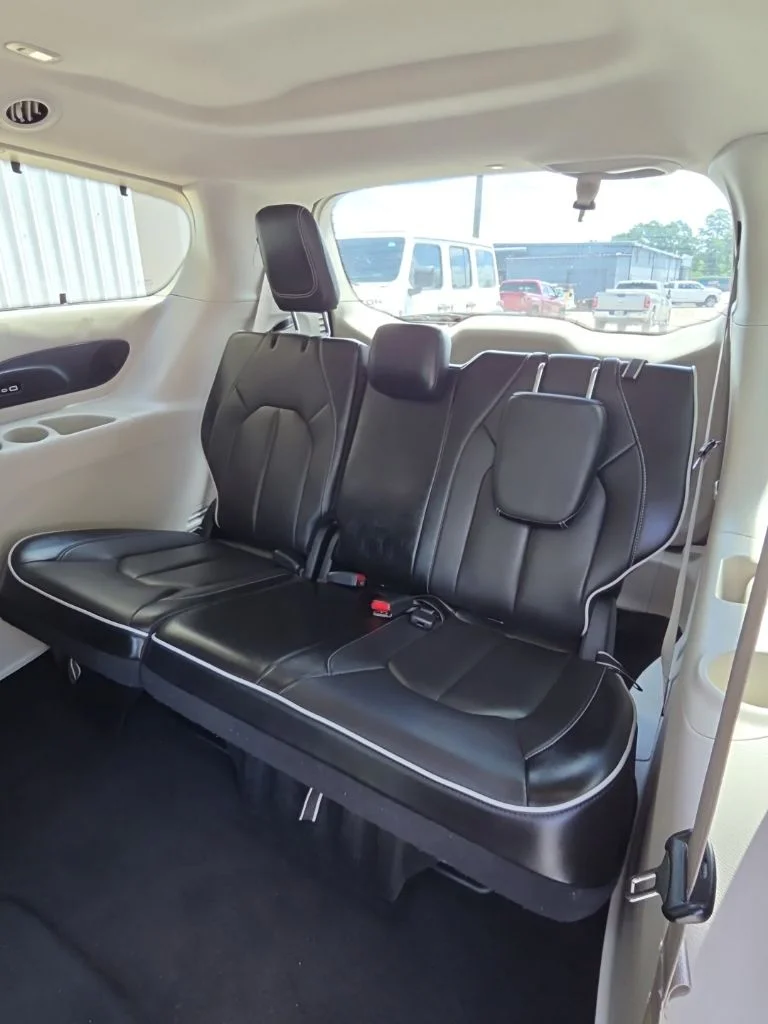 Used 2023 White Chrysler Limited image 24