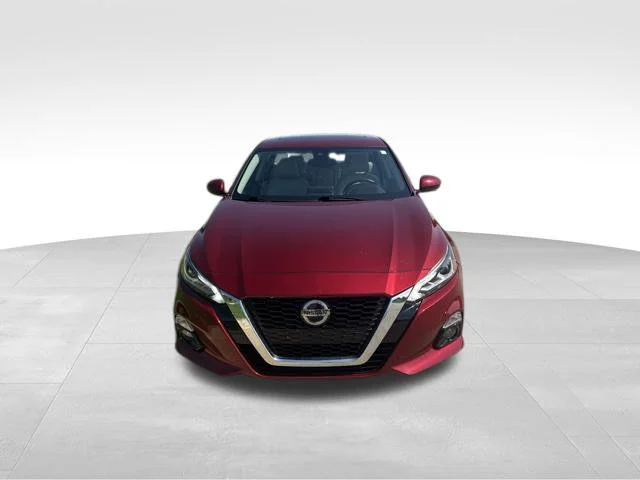 Used 2019 Red Nissan 2.5 Platinum image 8