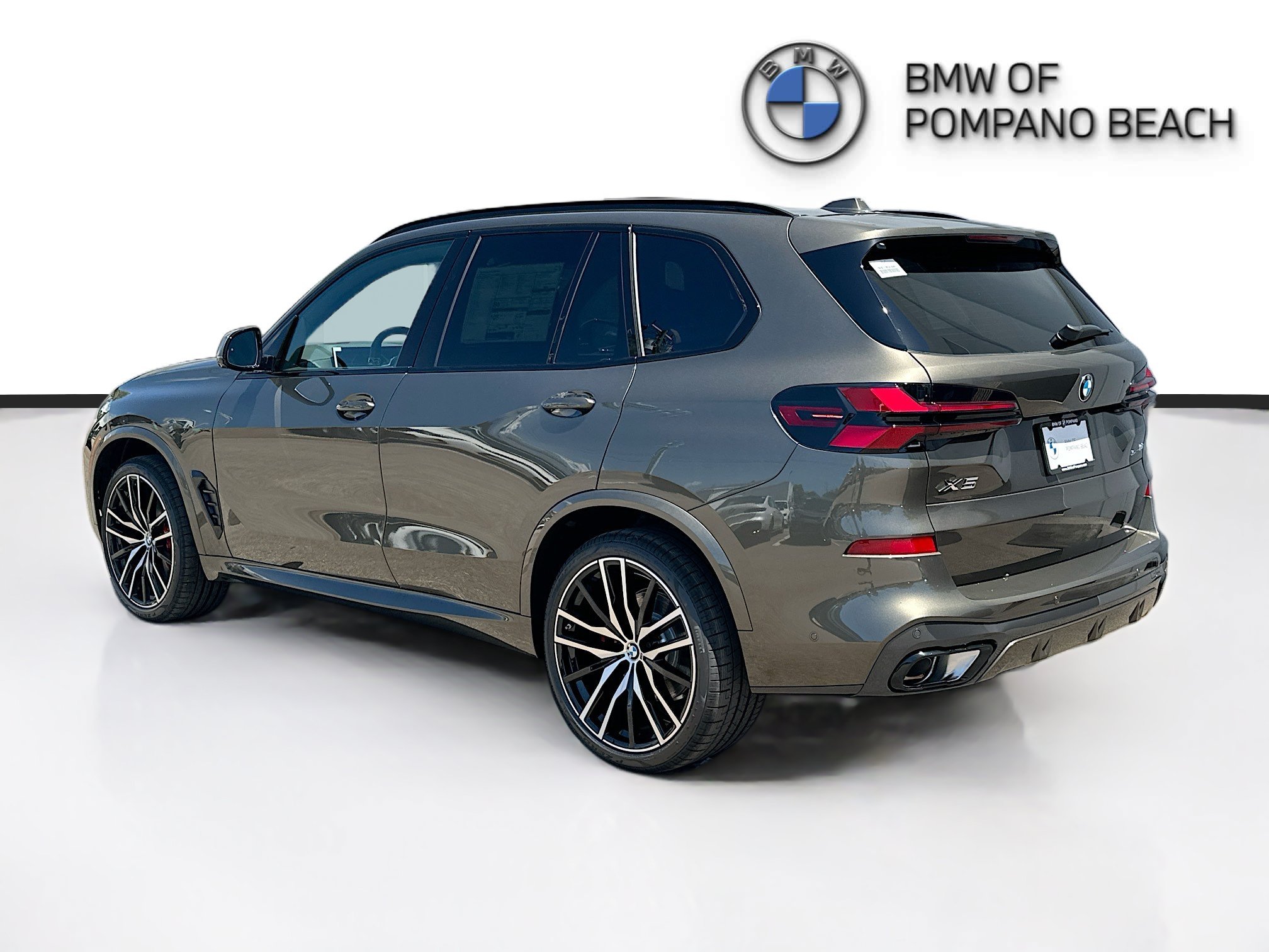 New 2026 Manhattan Green Metallic BMW sDrive40i image 4