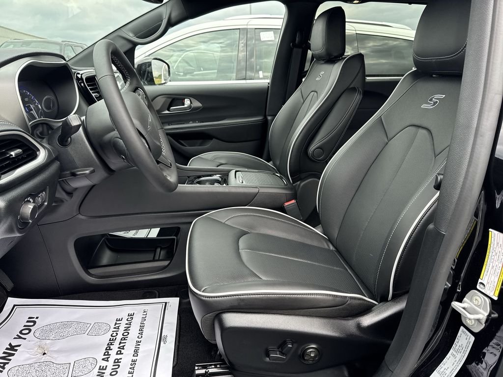 2027 Chrysler Pacifica Limited - Photo 11