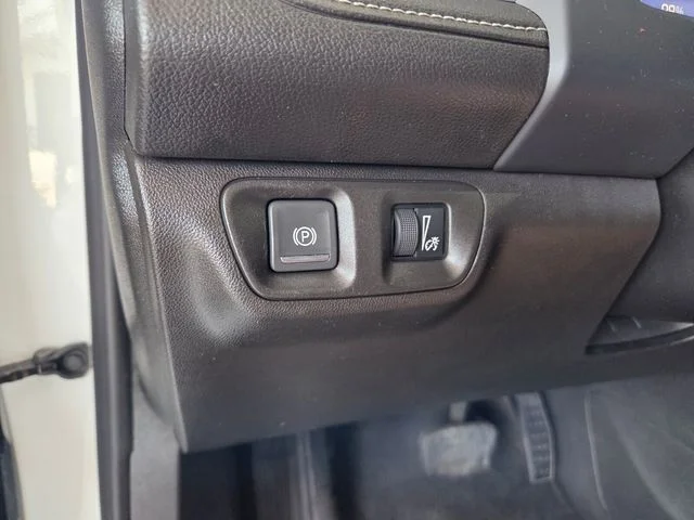 Used 2021 White GMC SLE image 23