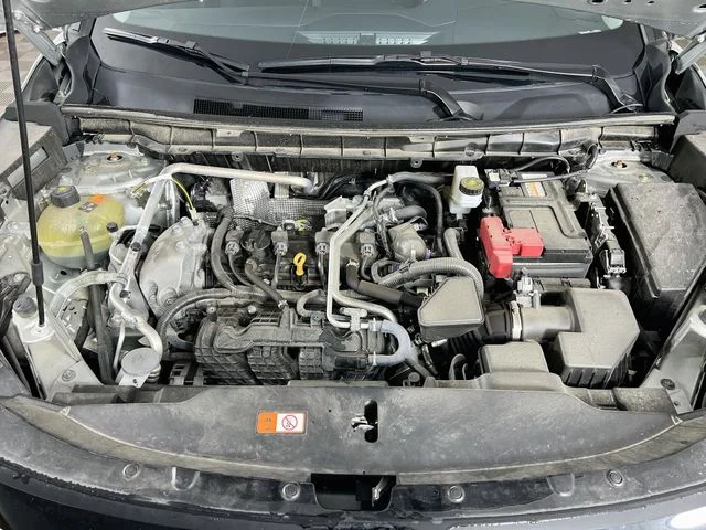 Used 2025 Silver Mitsubishi SE image 29