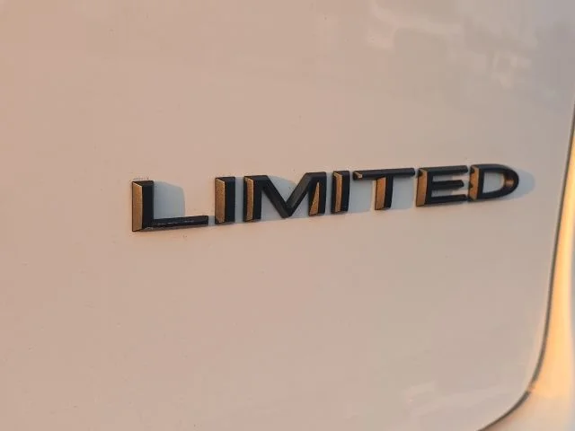 Used 2025 White Chrysler Limited image 9