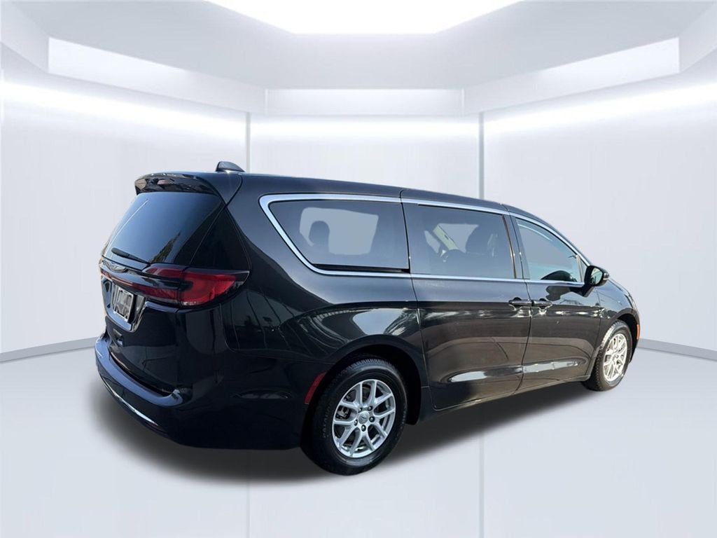 Used 2023 Black Chrysler Touring L image 7