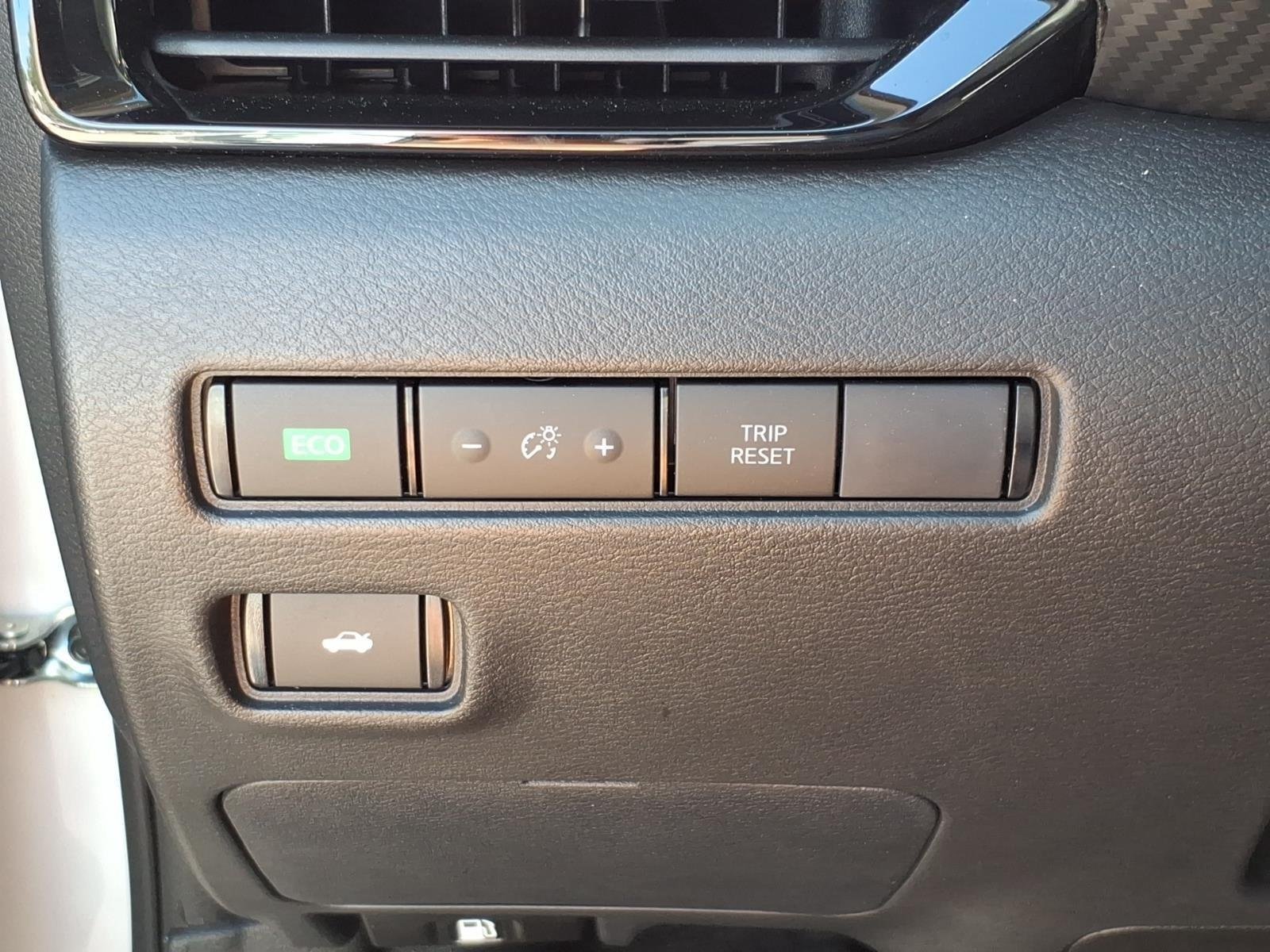 Used 2025 Aspen White Tricoat Nissan SV image 14
