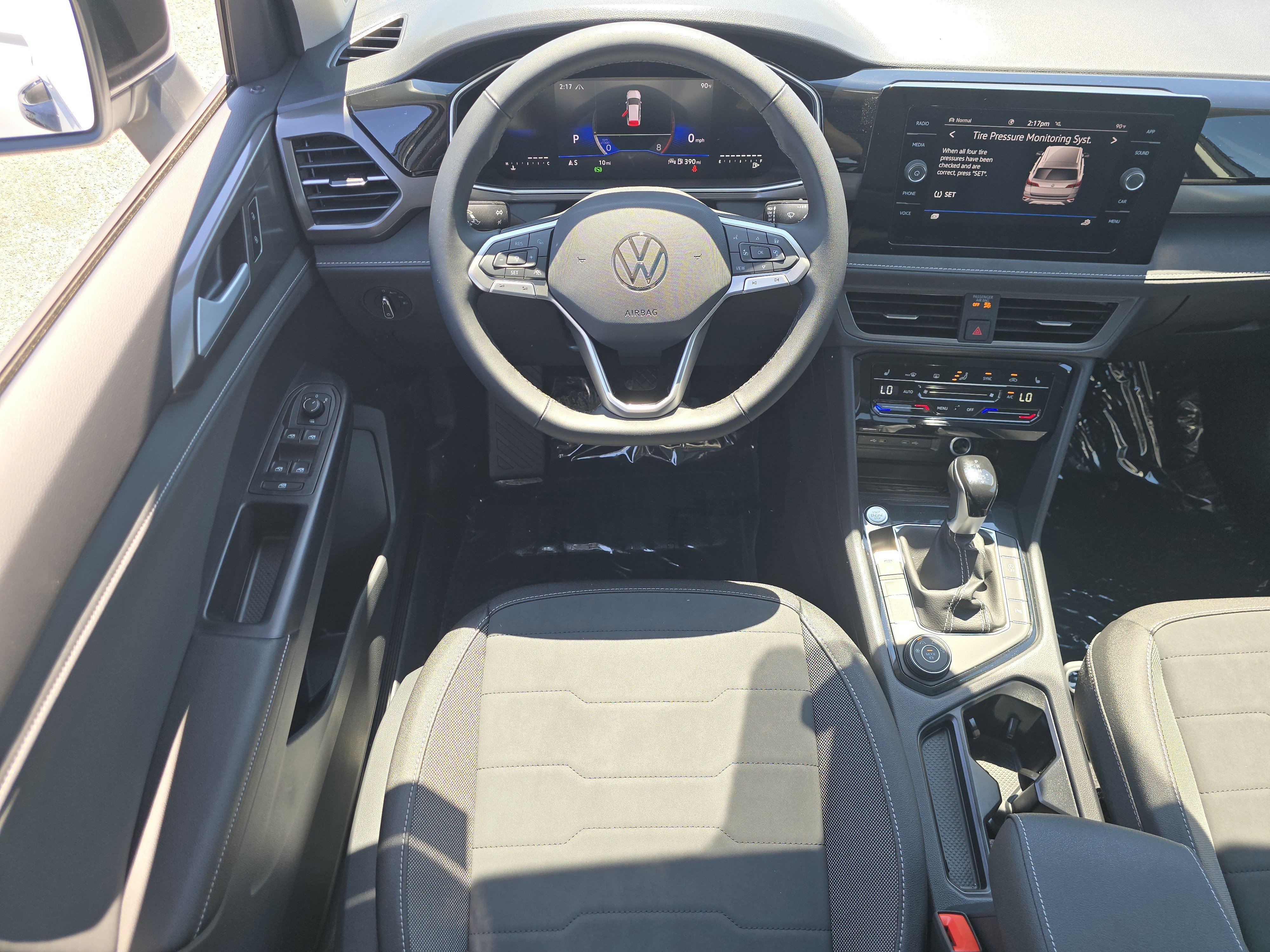 New 2026 Pure White w/Deep Black Roof Volkswagen SE Black image 21