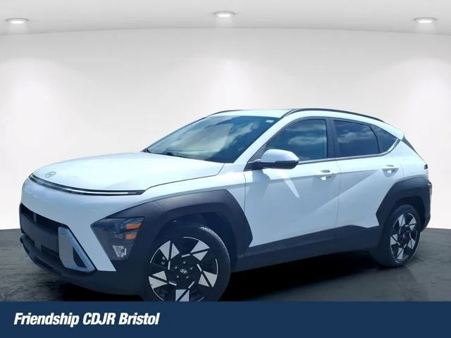 Used 2025 White Hyundai SEL image 1