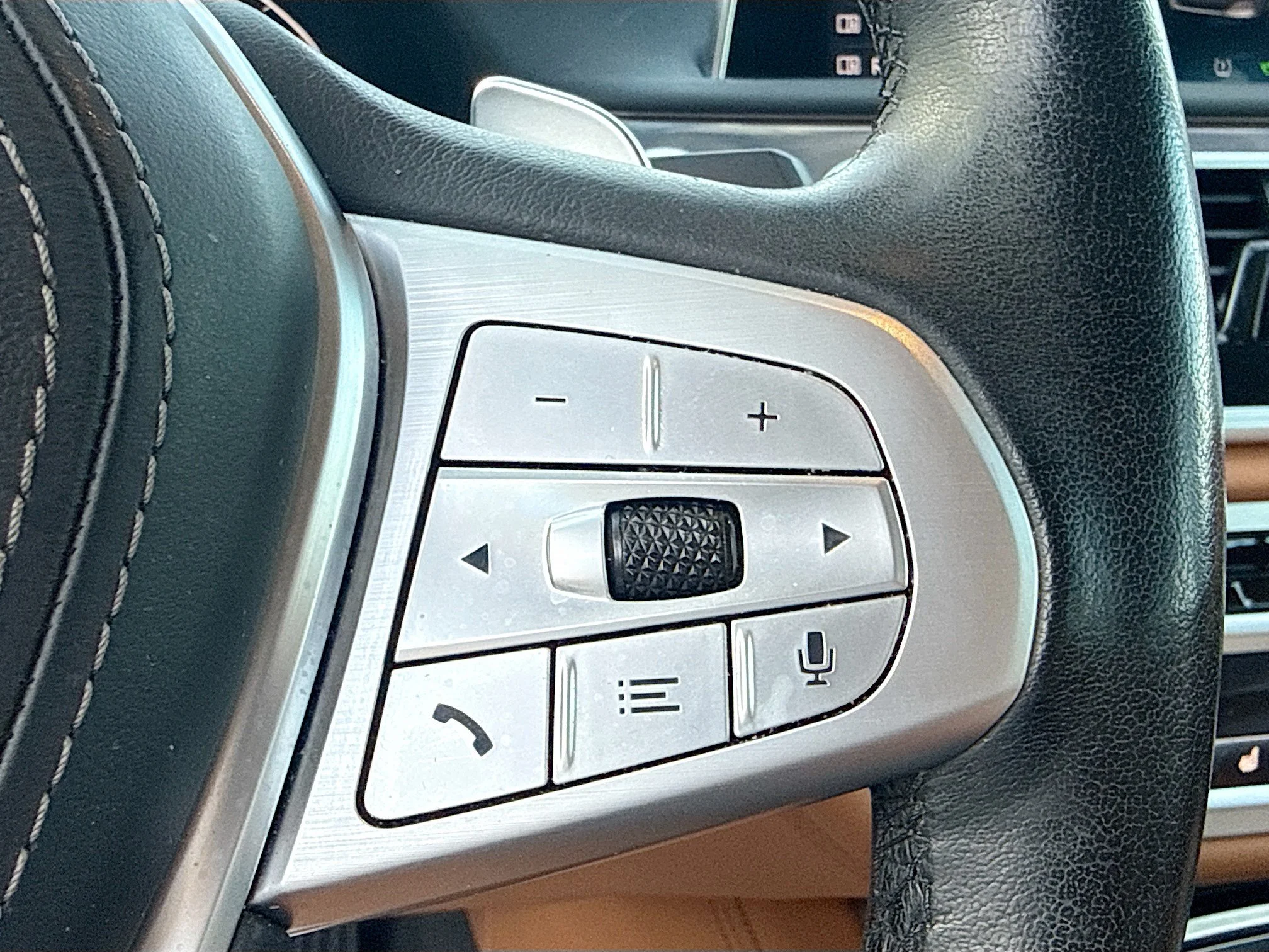 Used 2021 Bernina Grey Amber Effect BMW 750i xDrive image 39