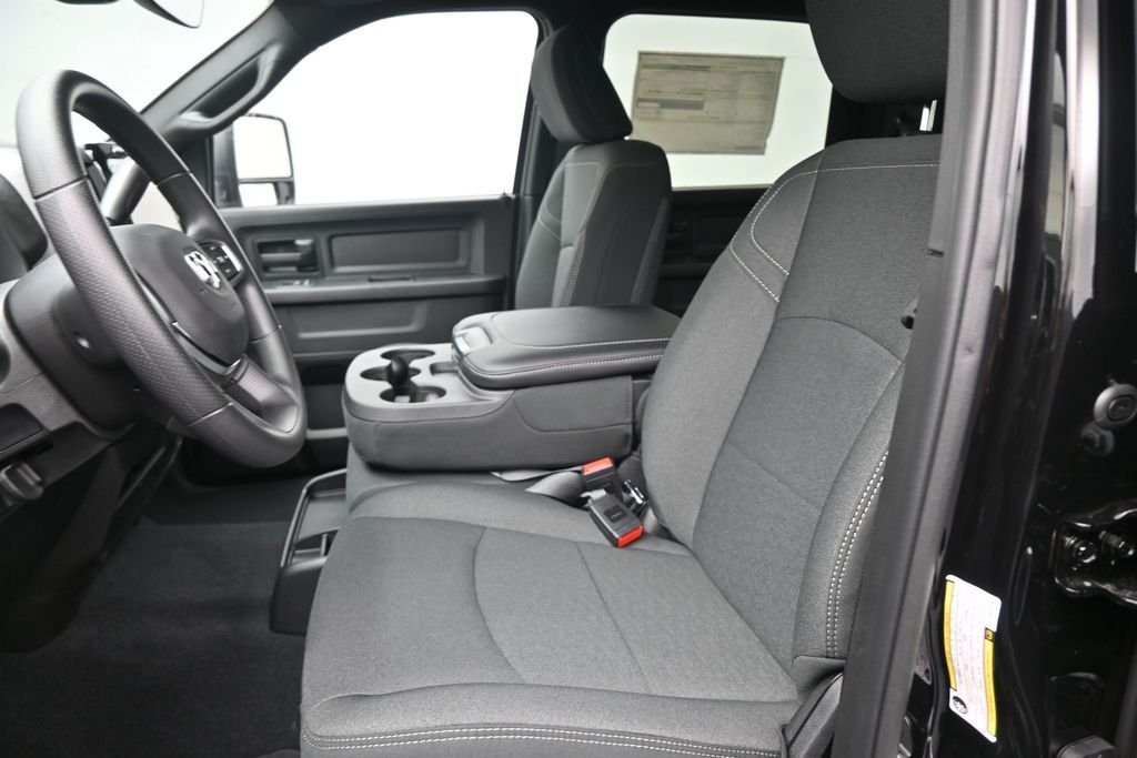New 2026 Diamond Black Crystal Pearl-Coat Exterior Paint RAM Tradesman image 19
