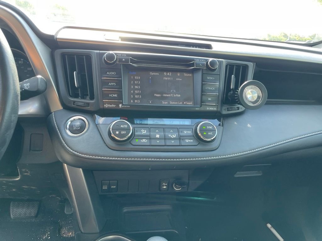 Used 2018 White Toyota XLE image 11