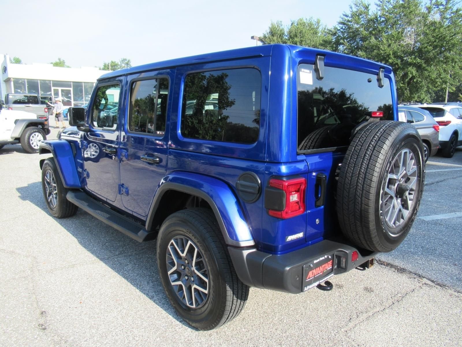 Used 2018 Blue Jeep Unlimited Sahara image 5