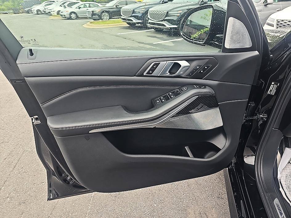Used 2021 Black Sapphire Metallic BMW M50i image 11