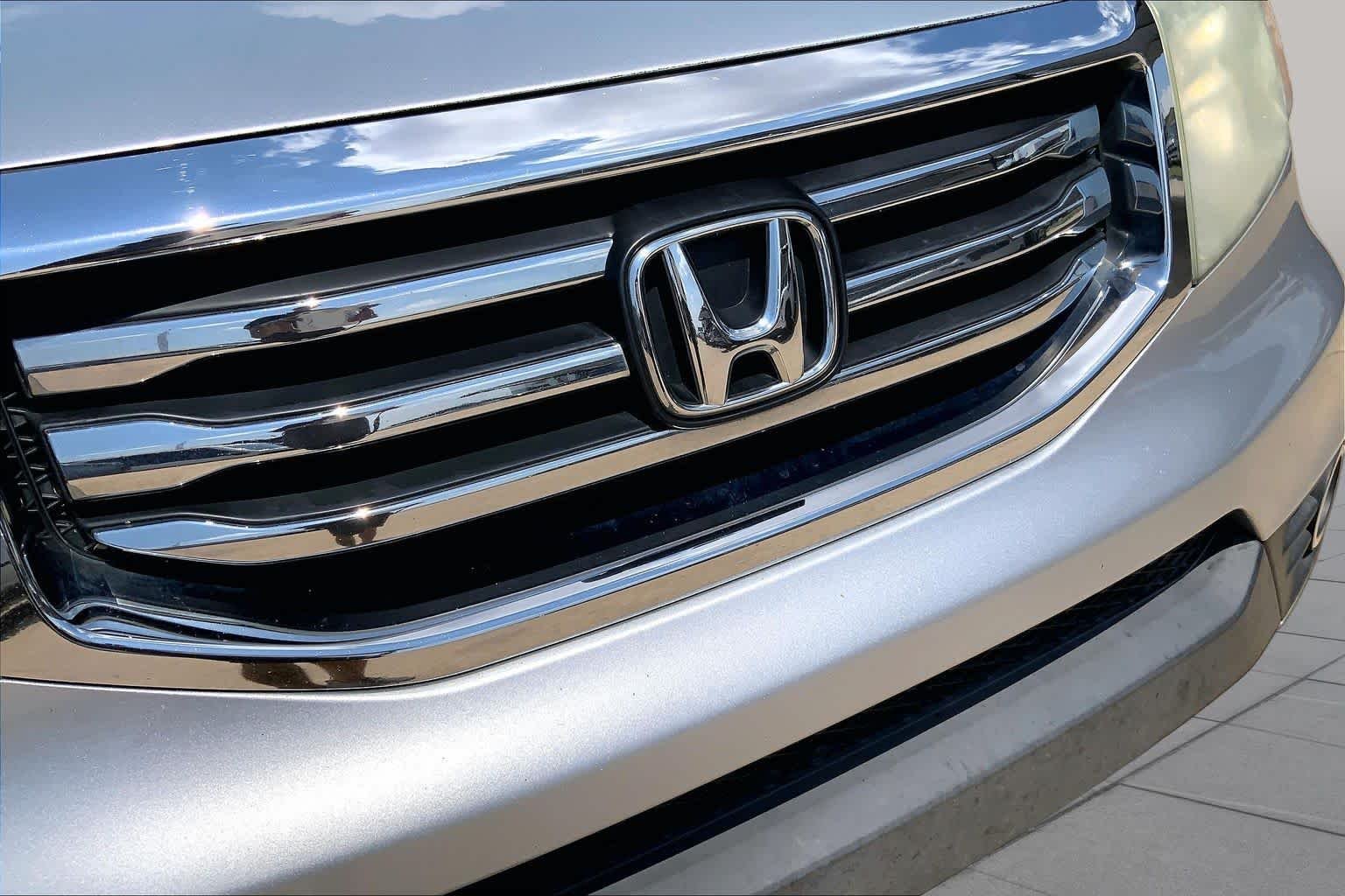 Used 2013 Alabaster Silver Metallic Honda EX image 29