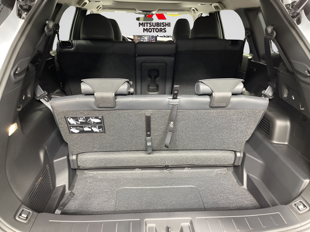 New 2026 White Diamond Mitsubishi SE image 37