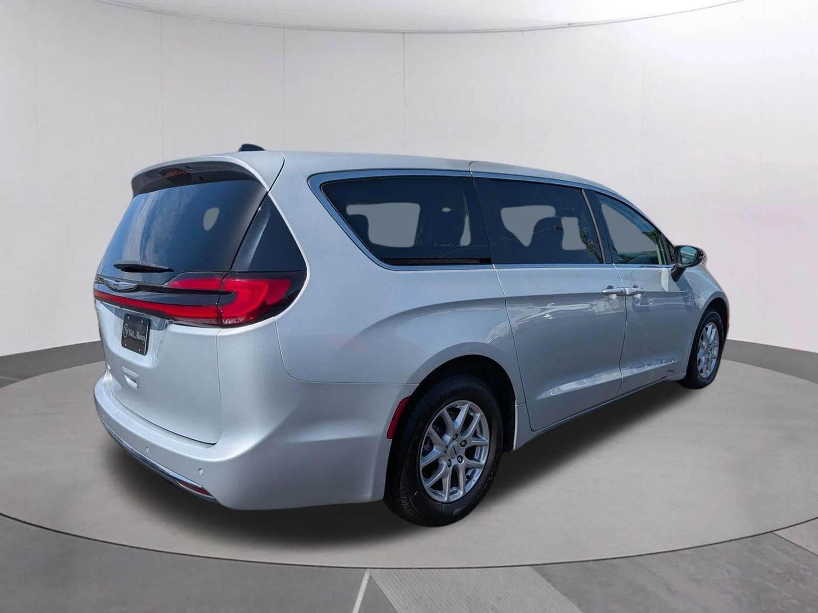 Used 2024 Silver Mist Clearcoat Chrysler Touring L image 5