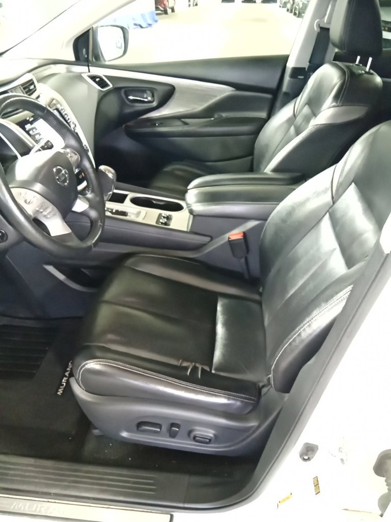 Used 2018 Pearl White Nissan Platinum image 9