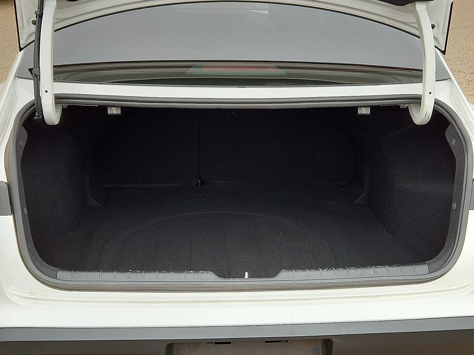 Used 2025 White Kia LXS image 9