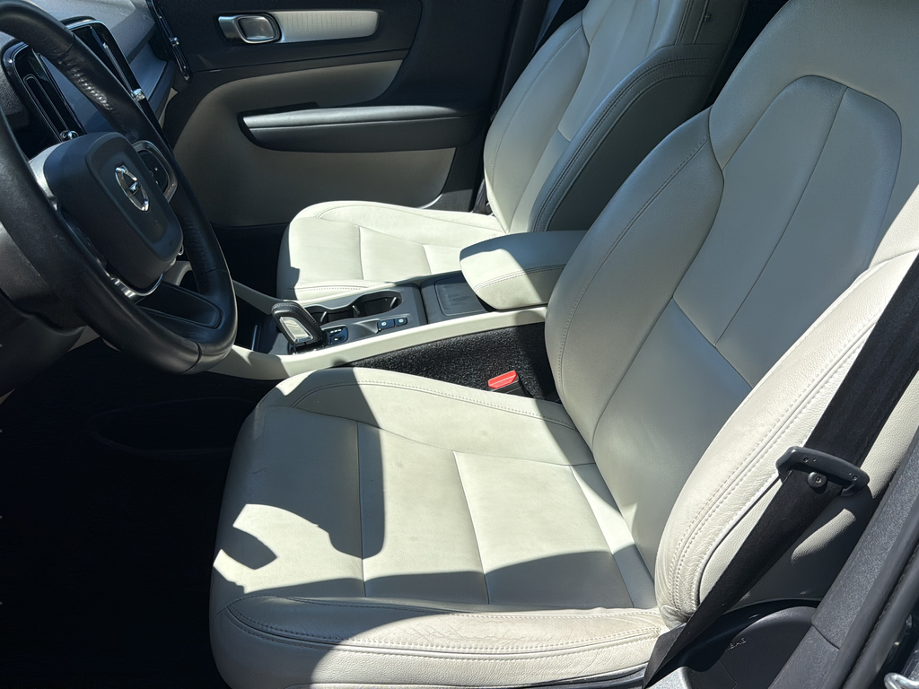 Used 2021 Blue Volvo Momentum image 5