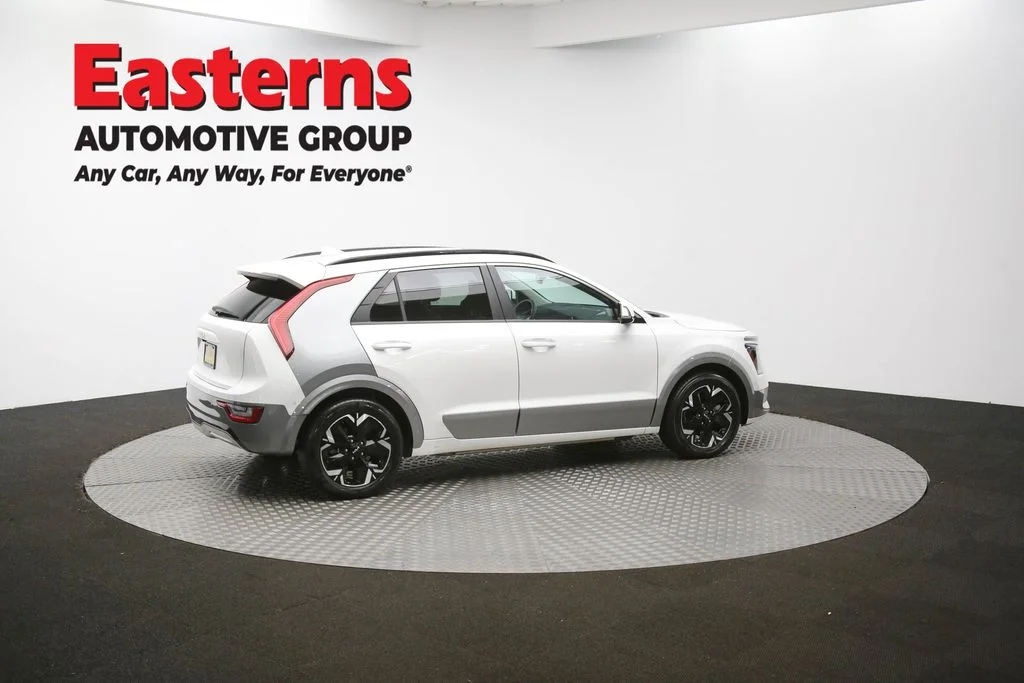 Used 2023 White Kia Wave image 45