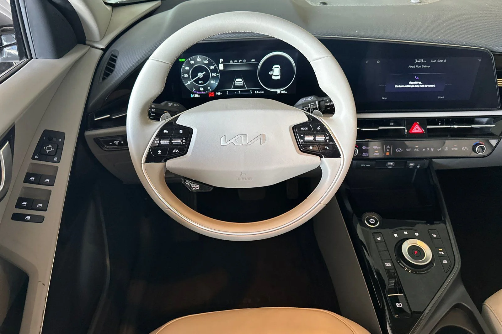 Used 2023 Steel Gray Kia Wind image 11
