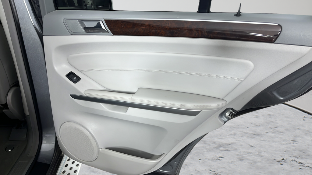 Used 2011  Mercedes-Benz ML 350 image 19